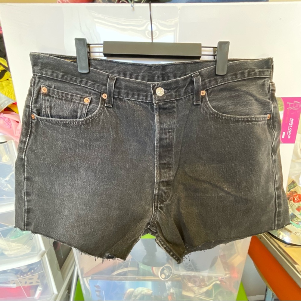 Black Levi's denim shorts #denimshorts